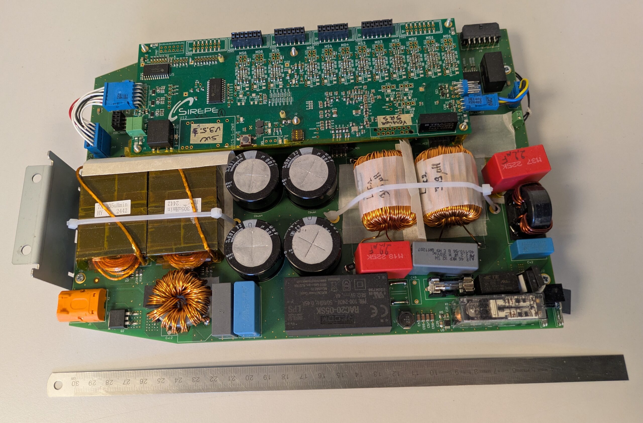 Onduleur de stockage réversible synchronisé au réseau
